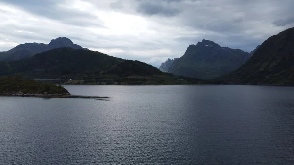 Lofoten, Norveç 'te bulutlu bir günde fiyortların manzarası. Yüksek kalite fotoğraf