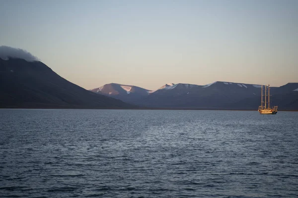 Τρία Ιστιοφόρα Που Πλέουν Στα Αρκτικά Ύδατα Του Σβάλμπαρντ Υψηλής — Φωτογραφία Αρχείου
