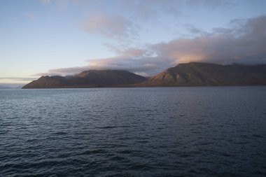 Norveç 'in Svalbard Adaları' nın kuzey kutup kıyılarında gün batımı. Yüksek kalite fotoğraf