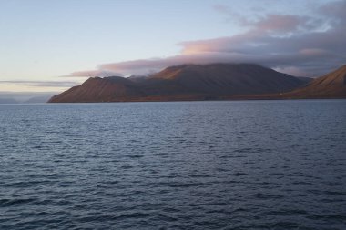 Norveç 'in Svalbard Adaları' nın kuzey kutup kıyılarında gün batımı. Yüksek kalite fotoğraf