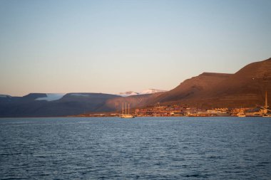 Svalbard 'ın kutup sularında yelken açan üç direkli gemi. Yüksek kalite fotoğraf