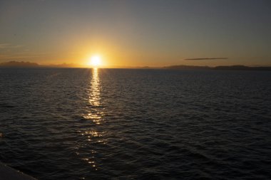 Norveç 'in Svalbard Adaları' nın kuzey kutup kıyılarında gün batımı. Yüksek kalite fotoğraf