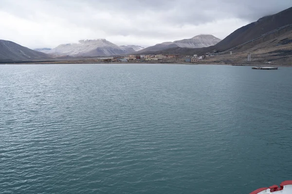 Norveç 'in Svalbard adalarındaki Spitsbergen kıyısında kutup deniz manzarası. Yüksek kalite fotoğraf