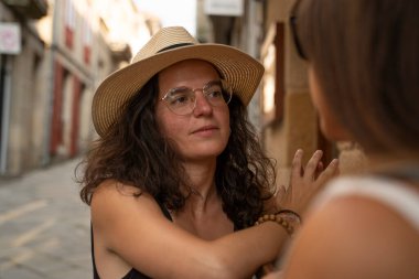 İspanya 'da bir barın önünde sohbet eden ve gülen iki kadın. Yüksek kalite fotoğraf