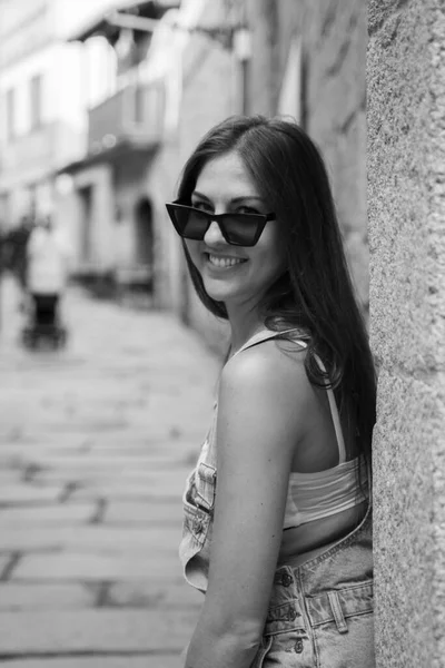 Vacker Kaukasisk Flicka Med Solglasögon Tittar Till Kameran Gatorna Spanien — Stockfoto