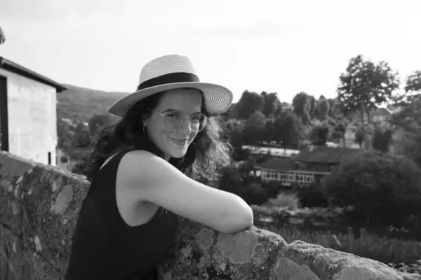 İspanya sokaklarında kameraya gülümseyen şapkalı güzel beyaz bir kadın. Yüksek kalite fotoğraf