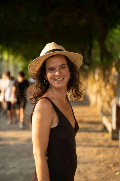 İspanya sokaklarında kameraya gülümseyen şapkalı güzel beyaz bir kadın. Yüksek kalite fotoğraf