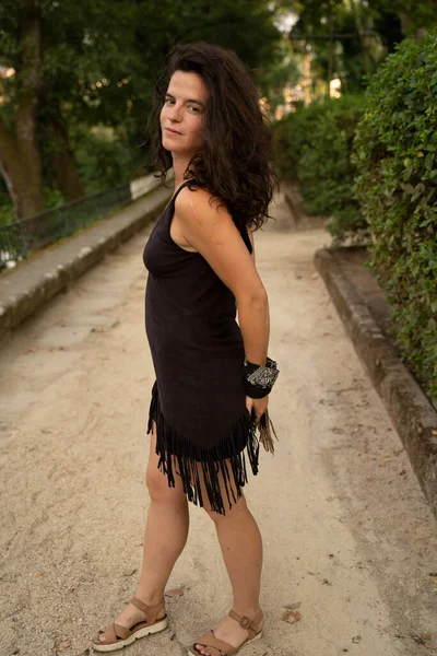 İspanya sokaklarında kameraya gülümseyen şapkalı güzel beyaz bir kadın. Yüksek kalite fotoğraf