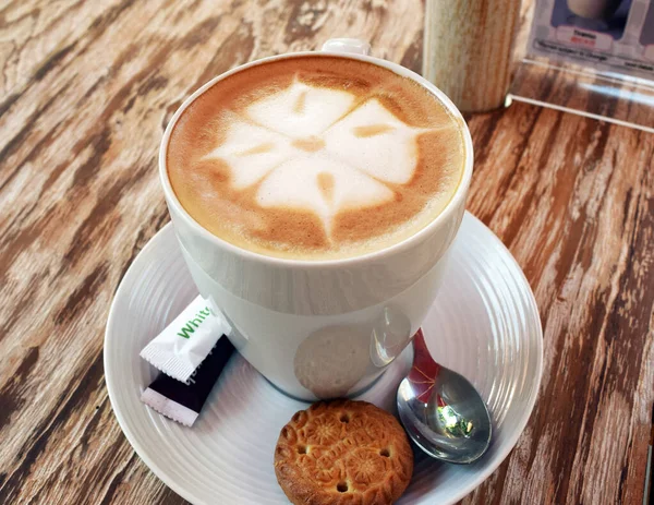 Bir Kafede Bir Fincan Latte — Stok fotoğraf