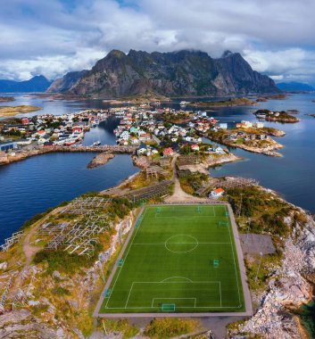Henningsvaer Aeriel Manzarası 'ndaki futbol sahasında. Henningsvaer balıkçı köyü, Norveç 'in Lofoten takımadasındaki su denizi ve dağlarla çevrili küçük adalarda yer almaktadır..