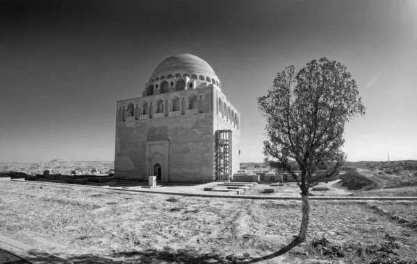 Het graf van Ahmad Sanjar, UNESCO Werelderfgoed in Centraal-Azië, op historische zijderoute, in de buurt van Mary, Turkmenistan. Zwart-wit foto. — Stockfoto