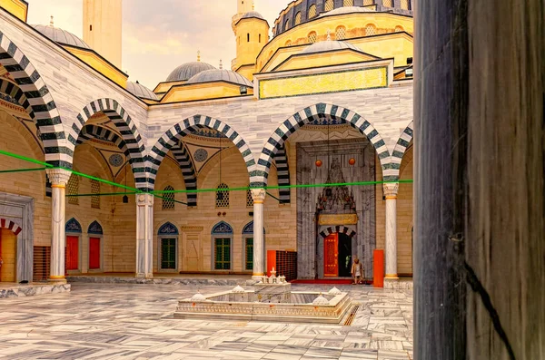 Ertuğrul Gazi Camii 'nin avlusunda, Ashgabat' ın kalbinde yer alan ve Türkmenistan 'ın en güzel Müslüman camilerinden biridir.. — Stok fotoğraf
