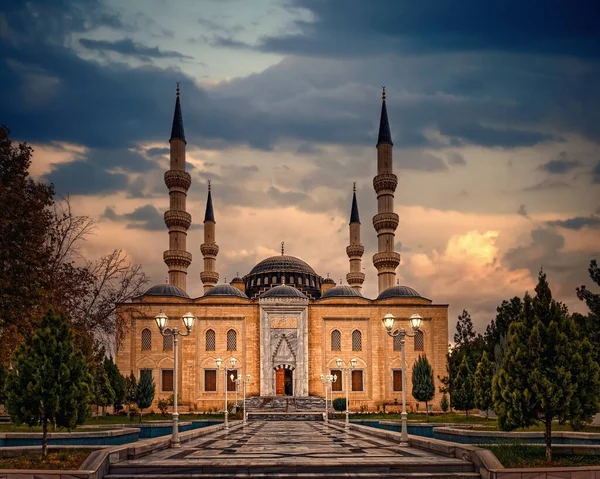Ashgabat 'ın göbeğinde yer alan Ertuğrul Gazi Camii, Türkmenistan' ın en güzel Müslüman camilerinden biridir.. — Stok fotoğraf