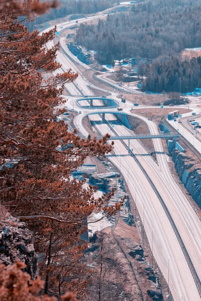 Bamble, Norway- 4 de março de 2022. Vista da Rota Europeia E18 e intersecção com o trânsito. .. Vista de cima. — Fotografia de Stock