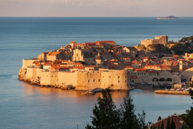 Adriyatik Denizi 'ndeki ortaçağ kenti Dubrovnik Hırvatistan' da sabahın doğuşu