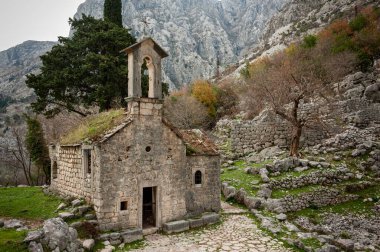 Kotor yakınlarındaki dağ yamacında eski bir Aziz John kilisesi.