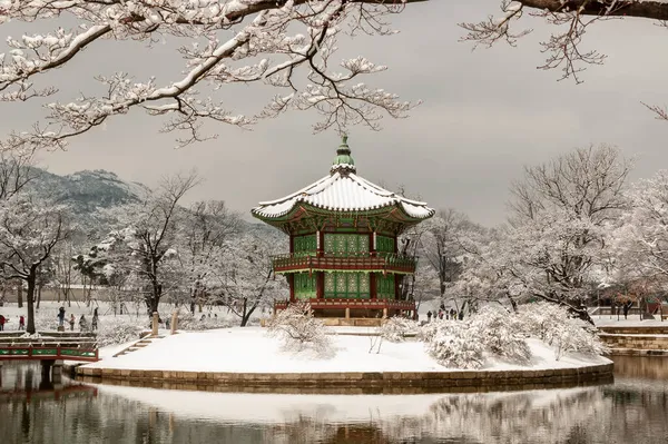 Gyeongbokgung Sarayı 'nda kışın geleneksel Kore tapınağı.
