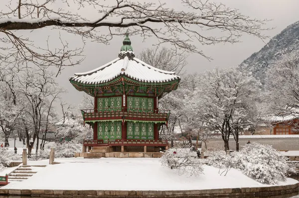 Geleneksel Kore pagoda Gyeoungbok Sarayı