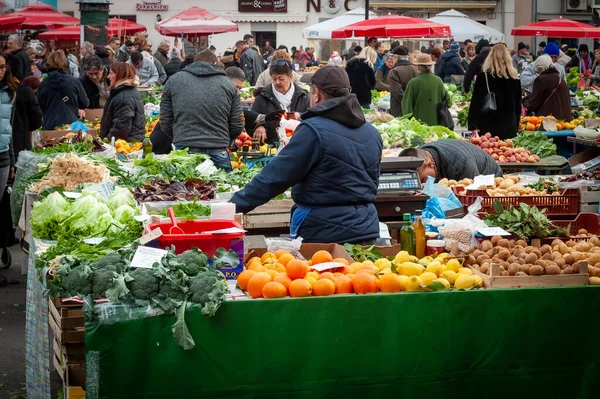Zagreb Hırvatistan ve Dolac çiftçilerinin ünlü pazarında kalabalık meyve, sebze ve taze organik ürün alıp satıyor.