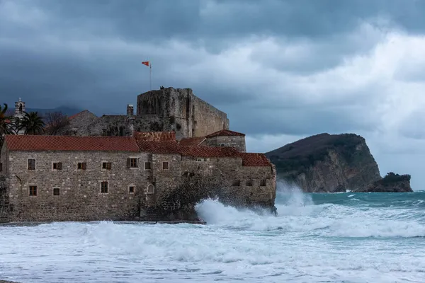 Karadağ 'ın Budva kentindeki eski kasaba kalesine uğursuz fırtınalı bulutlar ve deniz dalgaları düştü