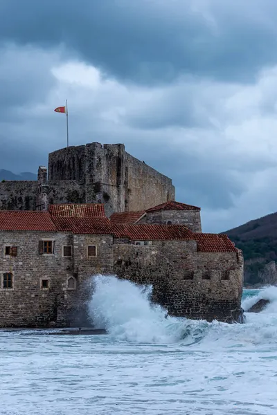 Karadağ 'ın Budva kentindeki Old Town kalesine uğursuz fırtına ve deniz dalgaları düştü