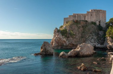 Dubrovnik Hırvatistan 'ın Adriyatik kıyı şeridine bakan kayalar üzerindeki Fort St. Lawrence (Fort Lovrijenac) manzarası