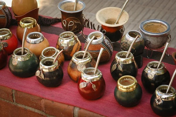 El yapımı Calabash Matte bardakları. Arjantin 'deki La Boca Buenos Aires pazarında satılık bombilla pipetleri.