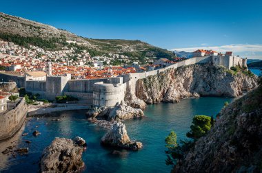 Hırvatistan 'ın Adriyatik Denizi üzerindeki ünlü ortaçağ duvarlı kenti Dubrovnik' in manzarası yükseldi.
