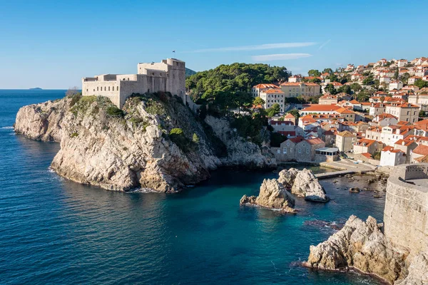St. Lawrence kalesinin (Fort Lovrijenac) panoramik manzarası ve güzel mavi deniz.