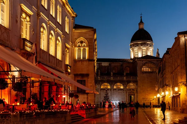 Dubrovnik Hırvatistan 'da Noel gecesi sahnesi, açık hava yemekleri, Noel süsleri ve katedral kubbesi..