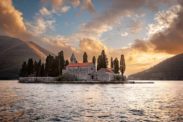 Perast yakınlarındaki Kotor Karadağ Körfezi 'ndeki St. George Adası' ndaki ortaçağ Benedikt manastırında (Sveti Corce) gün batımı 