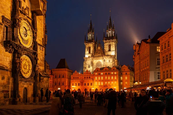 Prag, Çek Cumhuriyeti 'nde bir kış gecesi Tyn aydınlanmadan önce astronomik saati ve Leydimizin Kilisesi olan eski kasaba meydanı.