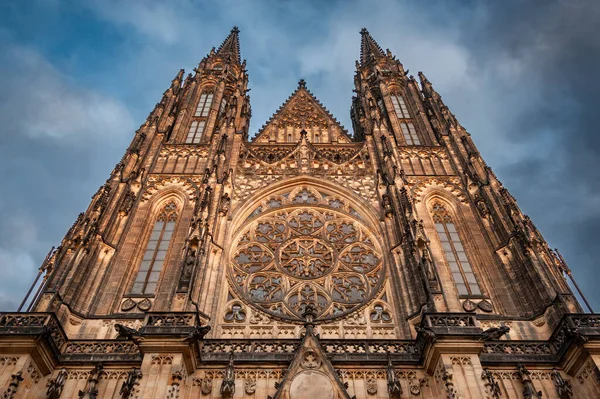 Çek Cumhuriyeti Prag 'da St. Vitus Katedrali kara bulutlarla aydınlanıyor