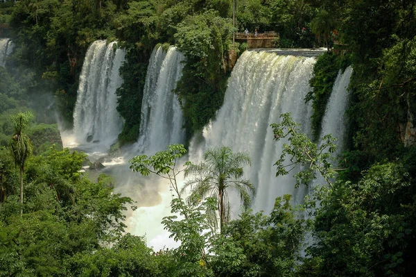 Arjantin 'deki Iguazu Şelalesi' nde birden fazla şelale var. Milli parktaki sahil yürüyüşleri turistlere muhteşem manzaralar sunuyor 