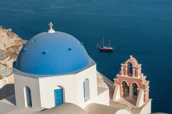 Oia Santorini 'deki mavi kubbeli kilise Ege Denizi' ni kartpostallı mükemmel bir günde seyrediyor..