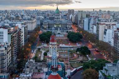 Buenos Aires şehri, Plaza Mariano Moreno ve güzel günbatımı manzaralı Kongre binası.