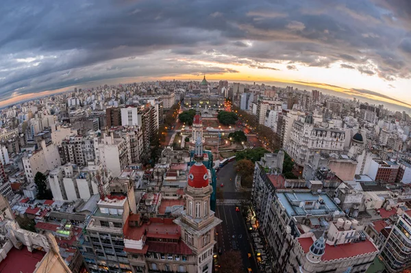 Buenos Aires şehrinin, Plaza Mariano Moreno 'nun ve gün batımındaki kongre binasının balık bakışı görüntüsü..