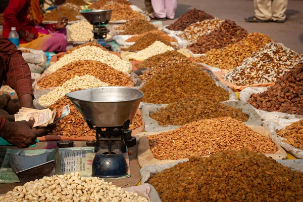 Girişimciler, Yeni Delhi 'de açık hava pazarında lezzetli kurutulmuş meyve ve fındık satıyorlar.
