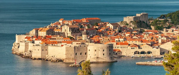 Ünlü duvarlarla çevrili Dubrovnik şehrinin panoramik manzarasında gün doğumu