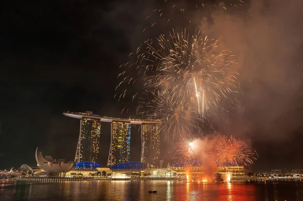 Singapur 'daki Marina Bay Sands Oteli' nde havai fişeklerin patladığı güzel bir gece.