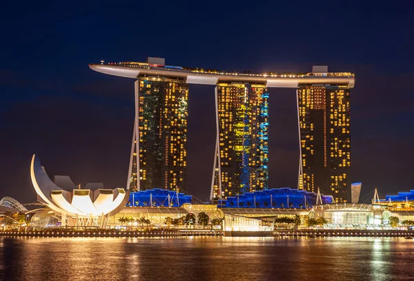Singapur 'daki Marina Bay Sands Oteli' nin güzel bir gece manzarası.