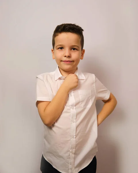 Menino Emocionalmente Mostra Uma Expressão Alegre Com Sorriso Ator Desempenha — Fotografia de Stock