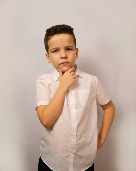 Jongen Toont Emotioneel Een Bedachtzame Uitdrukking Zijn Gezicht — Stockfoto