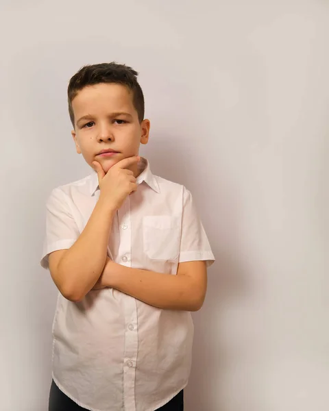 Jongen Toont Emotioneel Een Doordachte Intelligente Uitdrukking Zijn Gezicht — Stockfoto