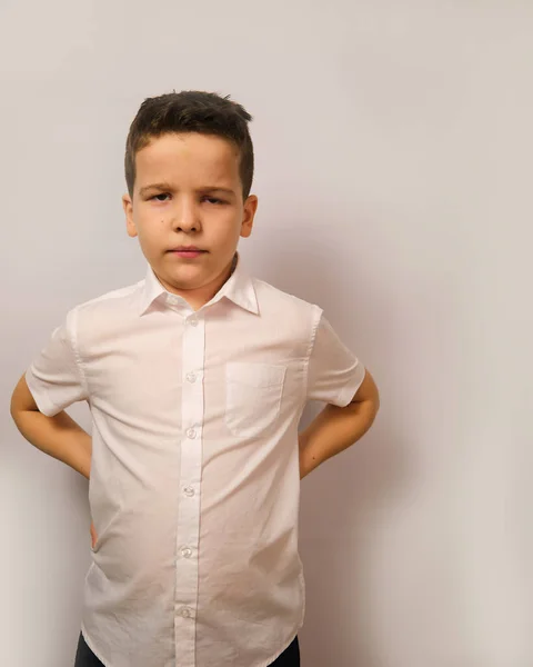 Jongen Toont Emotioneel Een Bedachtzame Serieuze Uitdrukking Zijn Gezicht — Stockfoto