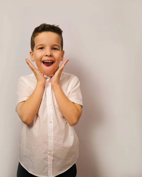 Der Junge Zeigt Emotional Einen Fröhlichen Und Fröhlichen Gesichtsausdruck Das — Stockfoto