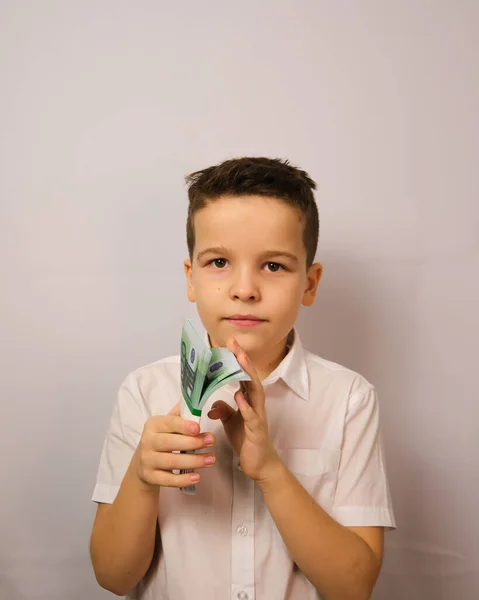 Ragazzo Pensato Conta Soldi Guarda Macchina Fotografica Servizio Fotografico Ragazzo — Foto Stock