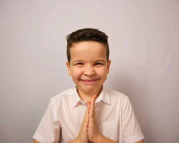 Jongen Kijkt Naar Camera Met Een Glimlach Zijn Gezicht Fotoshoot — Stockfoto