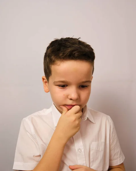 Jongen Kijkt Bedachtzaam Neer Zijn Gezicht Emotie Verdriet Fotoshoot Van — Stockfoto