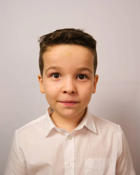 Boy Looks Camera Smile His Face Expressive Look Photo Shoot — Stock Photo, Image